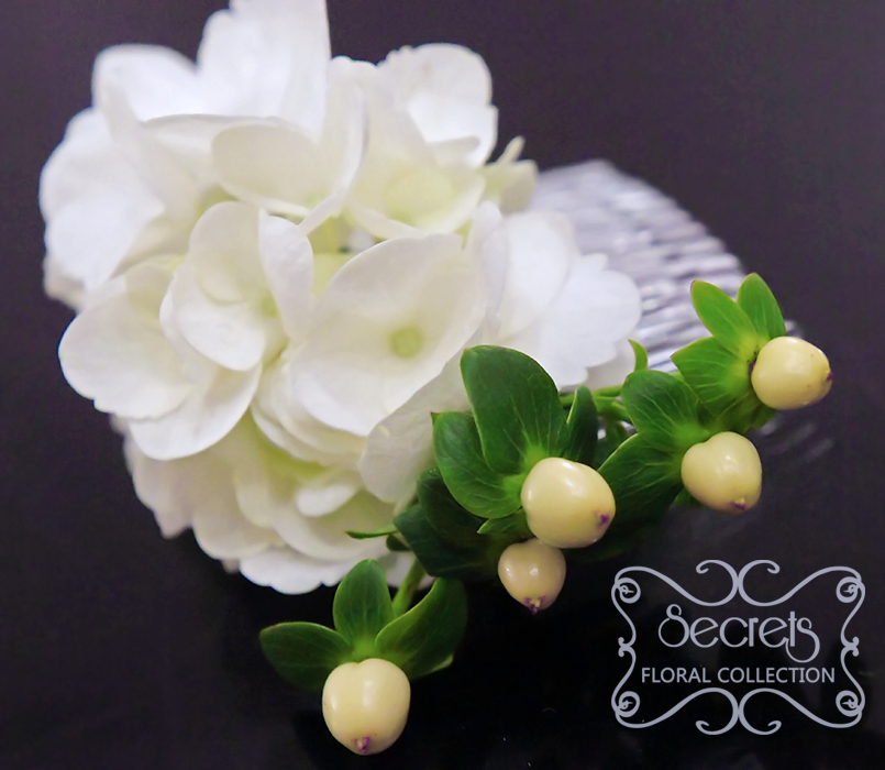 Fresh white hydrangea and ivory hypericum berries bridal hair comb